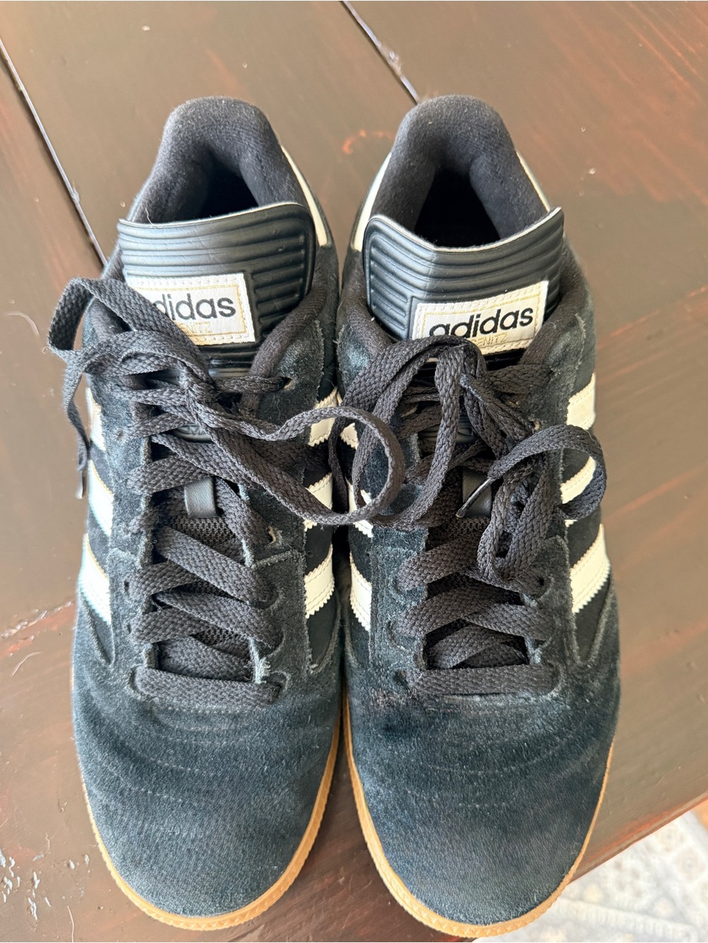 adidas Black Suede low top
Skate Shoes Gum Sole classic 
3 stripe EUC Mens 8.5